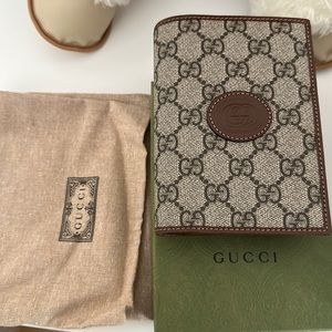 Gucci passport holder/wallet